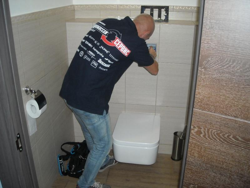 Обслуживание арматуры бачка инсталяции Villeroy&Boch для подвесного унитаза