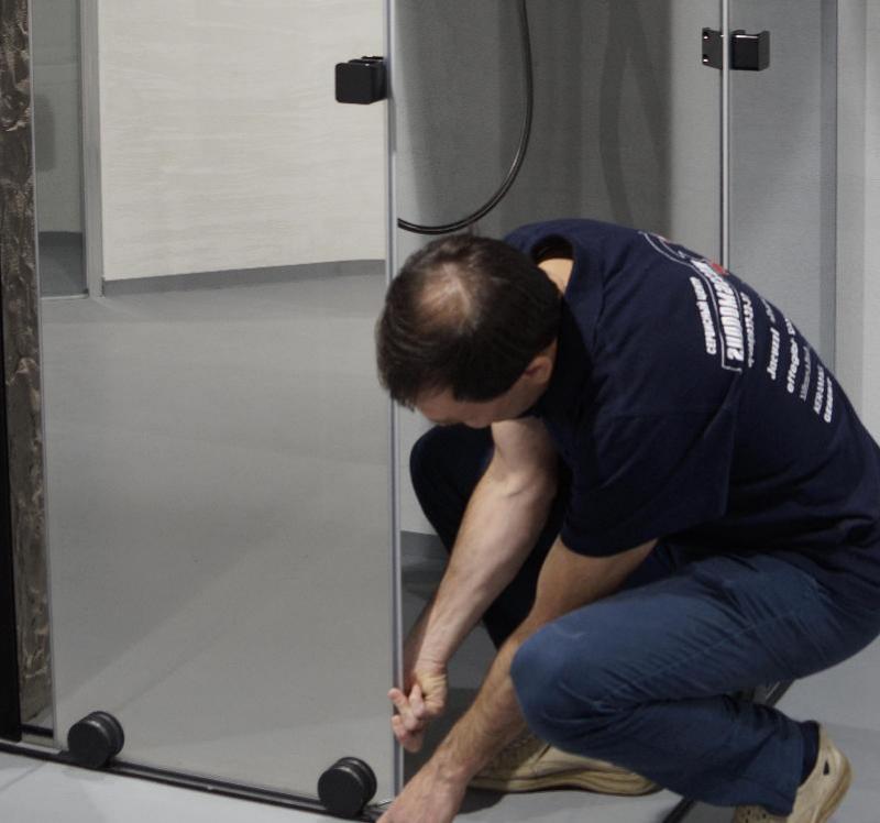 Установка распашной двери с неподвижным сегментом душевого ограждения