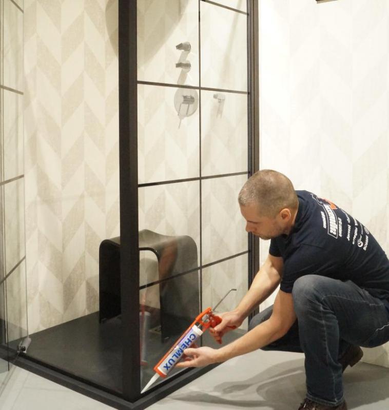 Установка боковой стенки душевого ограждения